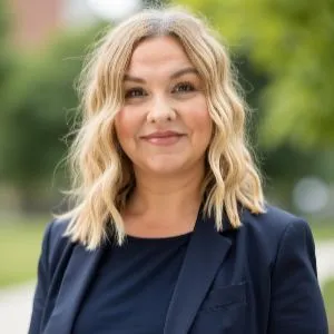 Suzanne Clark Headshot